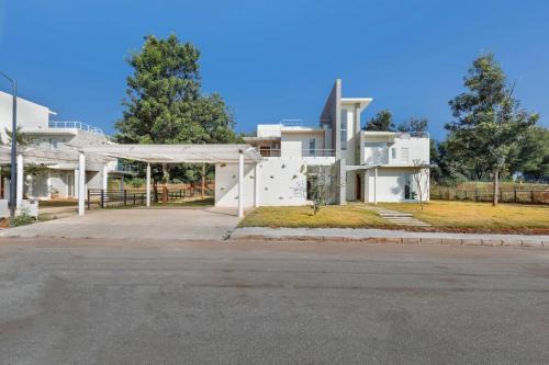 Golfshire Luxe Villa by StayJadeJacuzzi HugeLawn