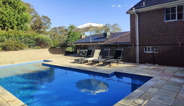 Gorgeous 4-Bedroom Home & Venue on a Mansion - an acre land with Pool & Garden n in Lower Plenty