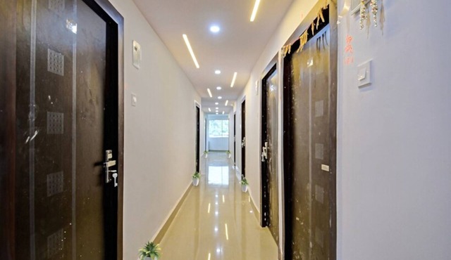 Goroomgo Vhyom Sky Palace Near Sakherbazar Metro Station Kolkata