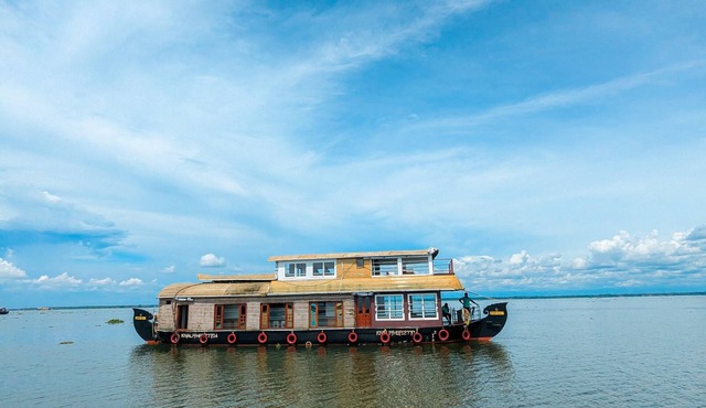 Grand villa houseboat