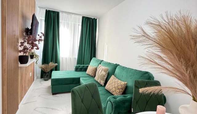Green Story Aparthotel near Palas Center and Old Town - Parking Option