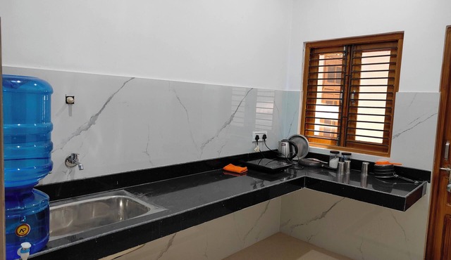 Green View Apartment,Entire 2 bedroom apartment with private kitchen and parking