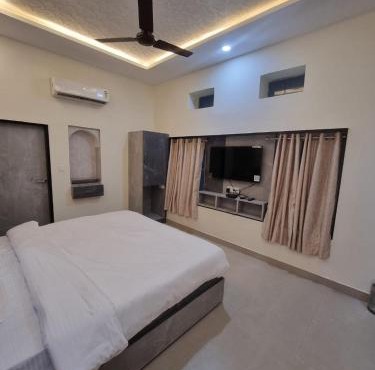 Green Villa - Entire Villa, Family Suites, Luxury Rooms with Kitchen at peaceful location -200 mtrs away from Bus Stand -500 mtrs from Udaipur Railway Station