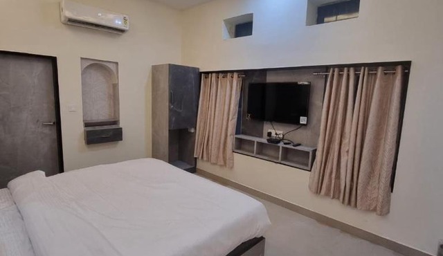 Green Villa - Luxury Rooms at peaceful location -200 mtrs away from Bus Stand -500 mtrs from Udaipur Railway Station - Family Suites w Kitchen also available