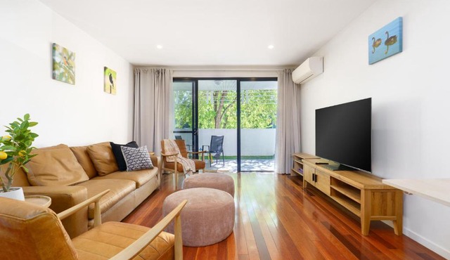 Ground Floor Apartment with Park Views, Kingston - Hosted by Canstay