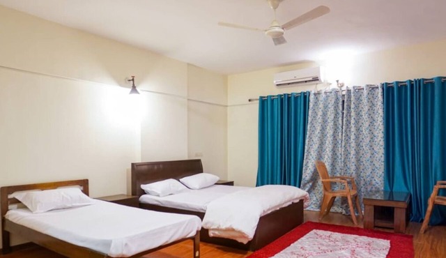 Guest house with amenities, proximity, suitability (family & pet friendly).