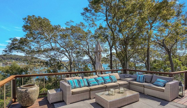 Hampton Cottage by HolidayCo. in PRETTY BEACH