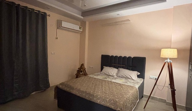 Happy Homezz - Spacious 4BHK corporate apartment in fabulous Delhi