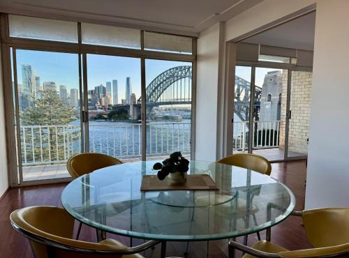 Harbourfront Apartment w Opera House & Harbour Bridge in Sydney