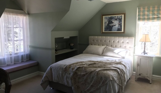 Hawk's Nest Bed & Breakfast : Elaine offers 3 Queensize bedrooms/ensuite . in Bathurst