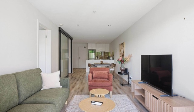Hawthorn Haven Balcony Views & Comfort in Hawthorn