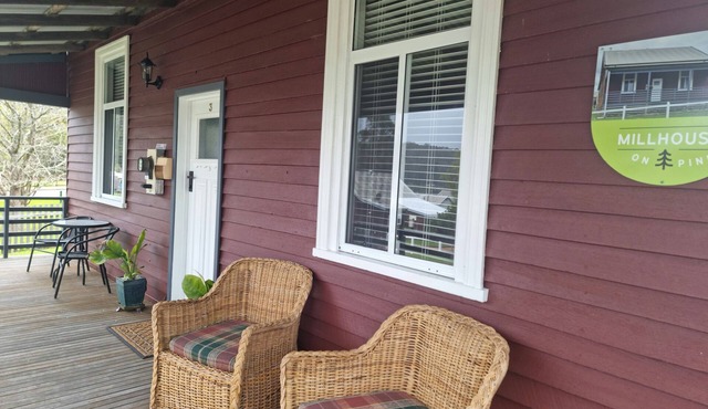 Heritage Timber Cottage - close to shops & amenities in Pemberton
