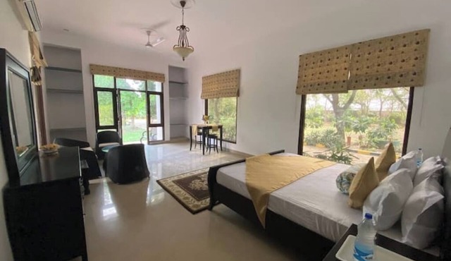 Hi5 Stays Farm Gurgaon w/Huge Pool/PetLoving/Party