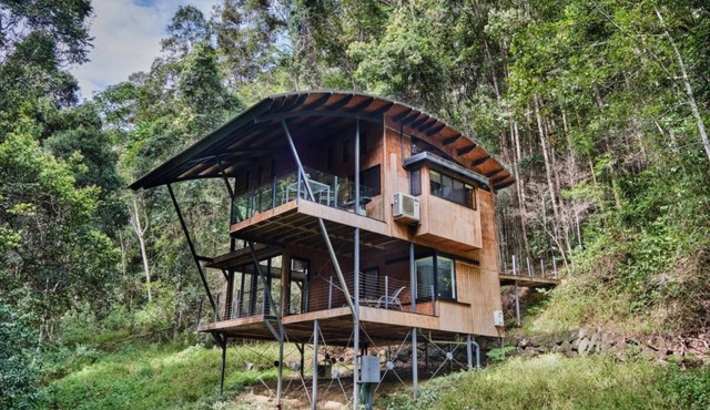 Hidden Valley Chalet – Mezzanine Rainforest Retreat in Smiths Creek