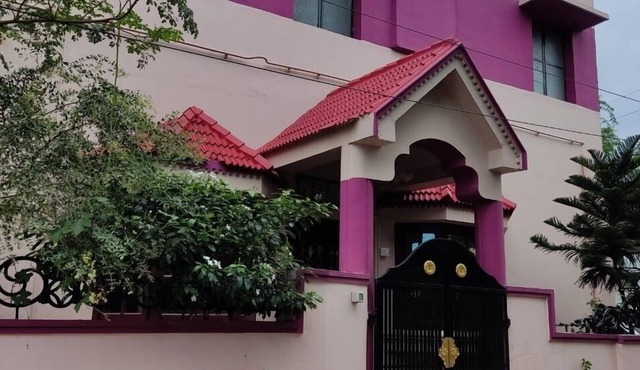 Home away from Home with a good residential neighborhood and nearby amenities.