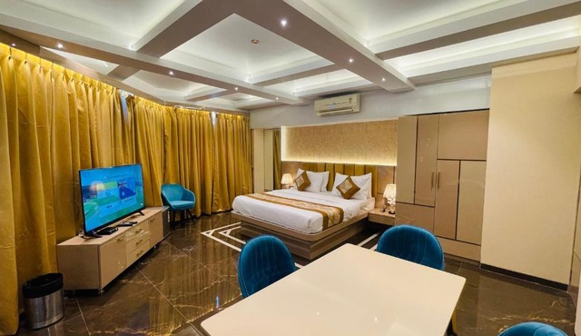 Home2 Renaissance Club