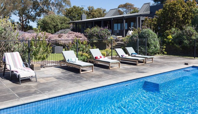 Honeysuckle House with pool and tennis court in Shoreham