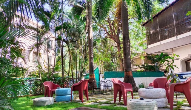 Hostel Lifespace- Tailor made for working professionals- Luxurious Twin Bungalow with CoWork- only 3 and 4 share Rooms