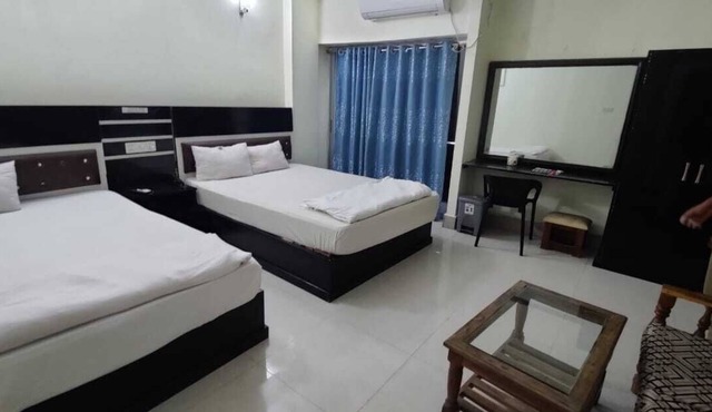 Hotel Aman International in Kalapara