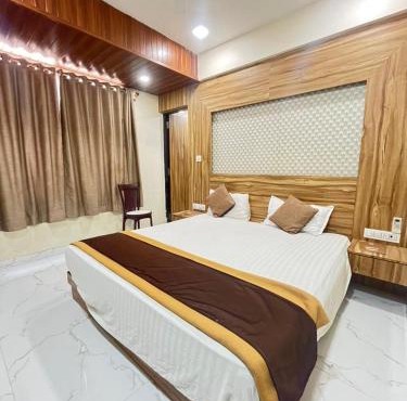HOTEL BANSURI 966o9o1oo6 just 75mtr from shreenathji temple I 2 min walking distance By SK