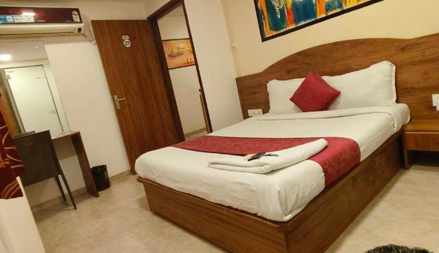 Hotel Beach Crown Juhu in Mumbai