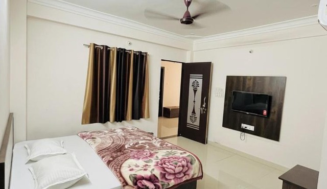 Hotel Chandram 966o9o1oo6 - 400mtr I 7min walking from ShreeNath Ji temple Nathdwara By SK