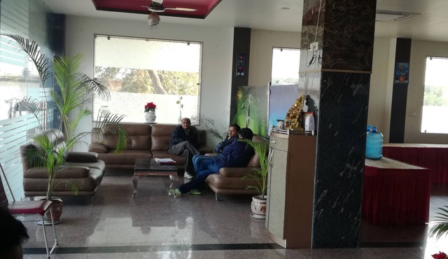 Hotel Dhanraj Palace