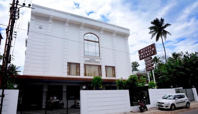 HOTEL EMERALD PALACE