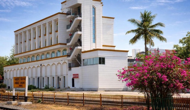 Hotel Golden Retreat - At Anand Railway Station