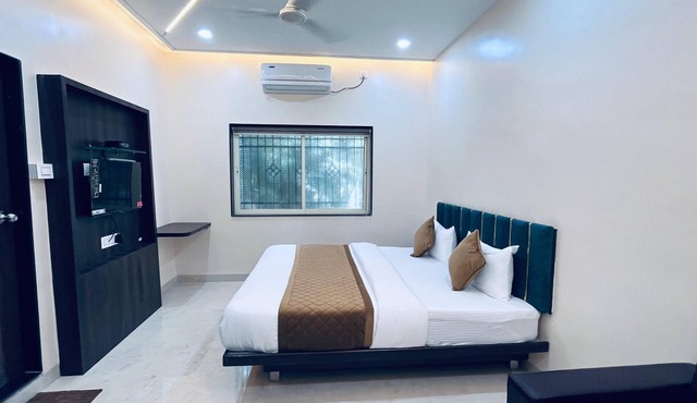 Hotel Kailas Lodging