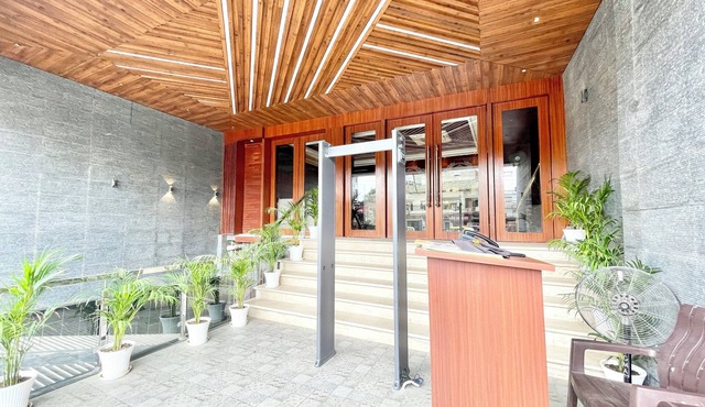 Hotel Mantavya - Varanasi near Temple