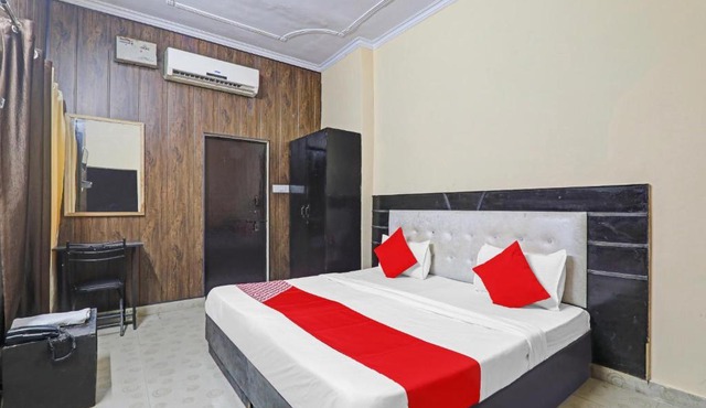 Hotel O Four Square in Lucknow