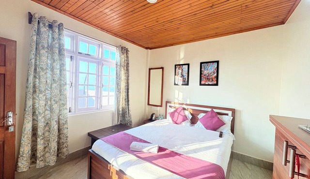 Hotel Pine Crest Inn in Darjeeling