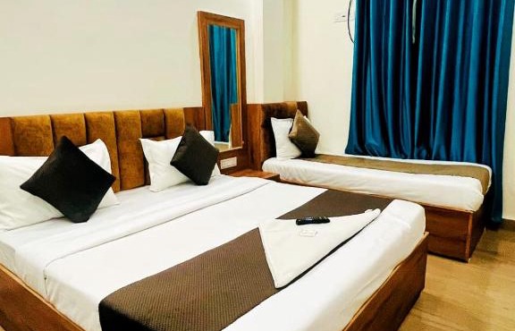 HOTEL RAJ - Near Railway Station