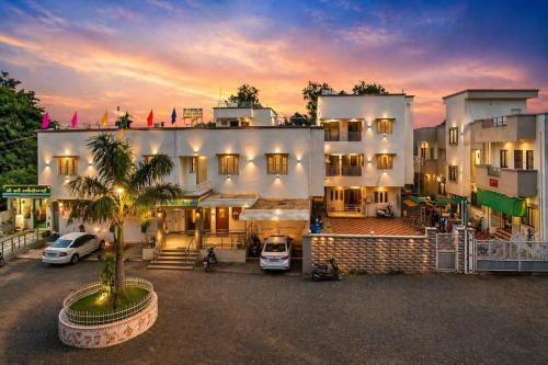 Hotel Rajdhani - Best Family Hotel in Pavagadh and in Halol GIDC
