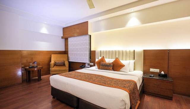 Hotel Royal Cliff in Kanpur