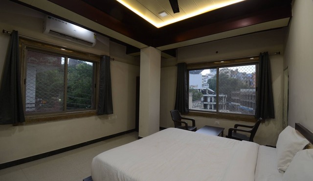 Hotel Shri Dhwaja Inn