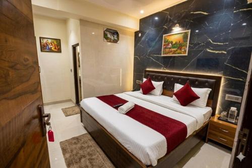 Hotel SPS 2 Min Walk From Kaushambi Metro Station