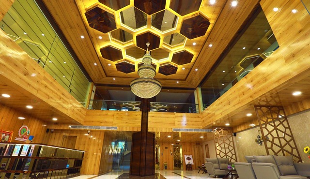 Hotel The Grand Ladhukara