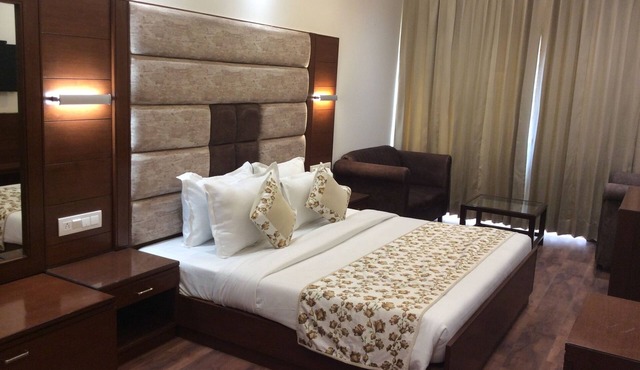 HOTEL THE SAFFRON PARK