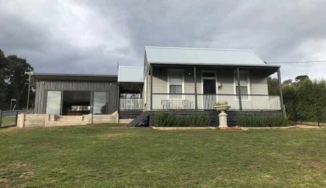House on the Hill, Pet Friendly Cottage in Creswick