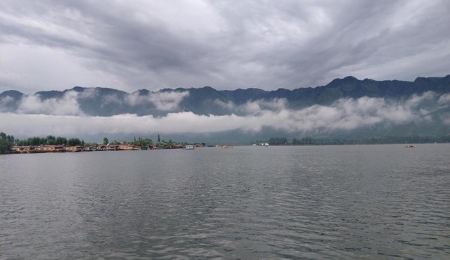 houseboat star ruby snow view in Srinagar