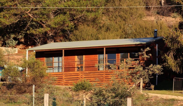 Howqua Hideaway - cozy cabin with fireplace in Howqua