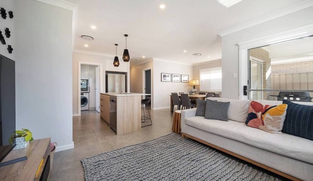 Huxley House Central Mudgee Retreat with Backyard in Mudgee