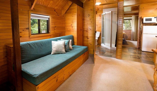 Idyllic Forest Cabin Perfect for a Hiking Trip near D'aguilar National Park, Queensland in Mount Glorious