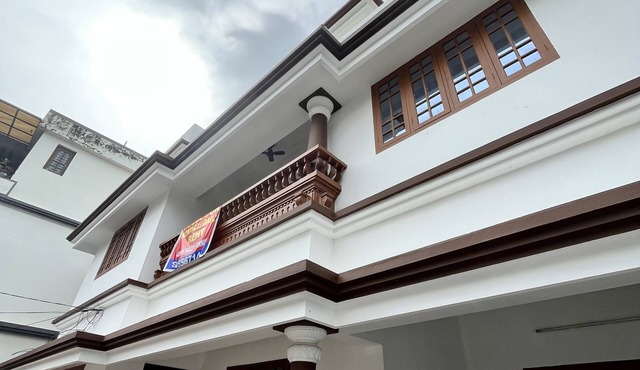 Independent house to the centre of city.