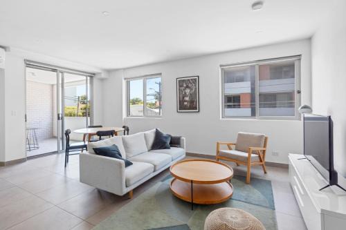 Inner West 1BR & Balcony - Mins to CBD