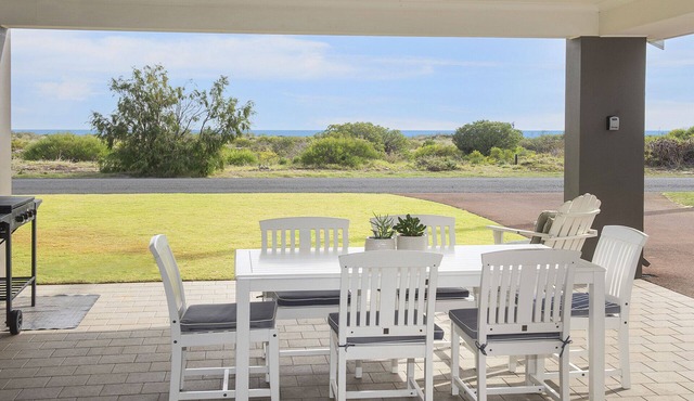INTO THE BLUE - Beachfront Busselton Holiday Home in Geographe