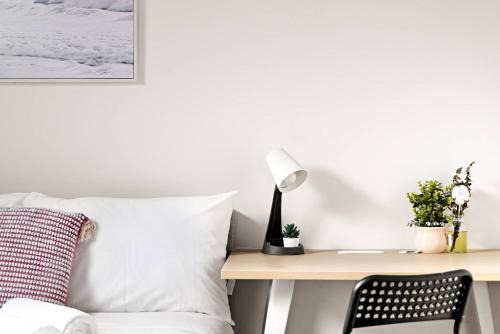 Inviting Double Room - A Peaceful Budget Stay in Padstow - Shared Bathroom