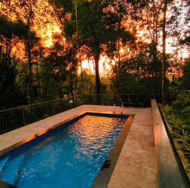IRU Homes - Private Family Stay with Pool